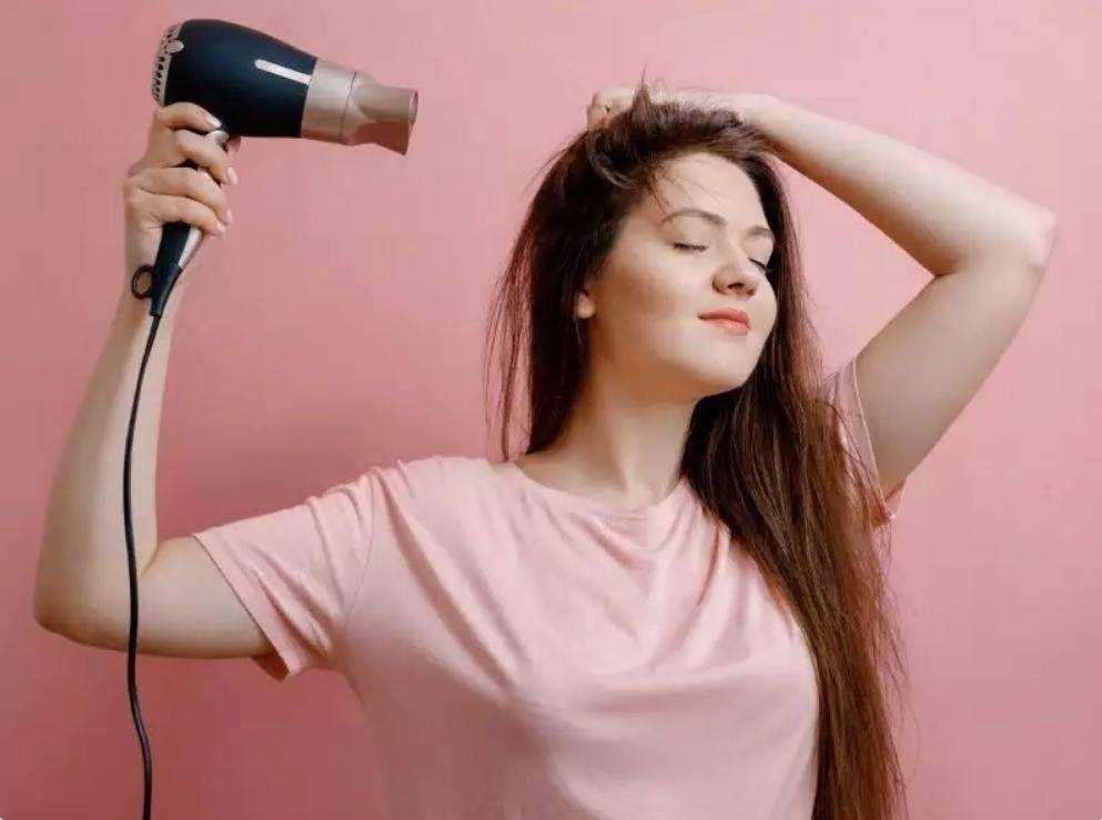 Сушить волосы феном: как уменьшить вред и защитить волосы
