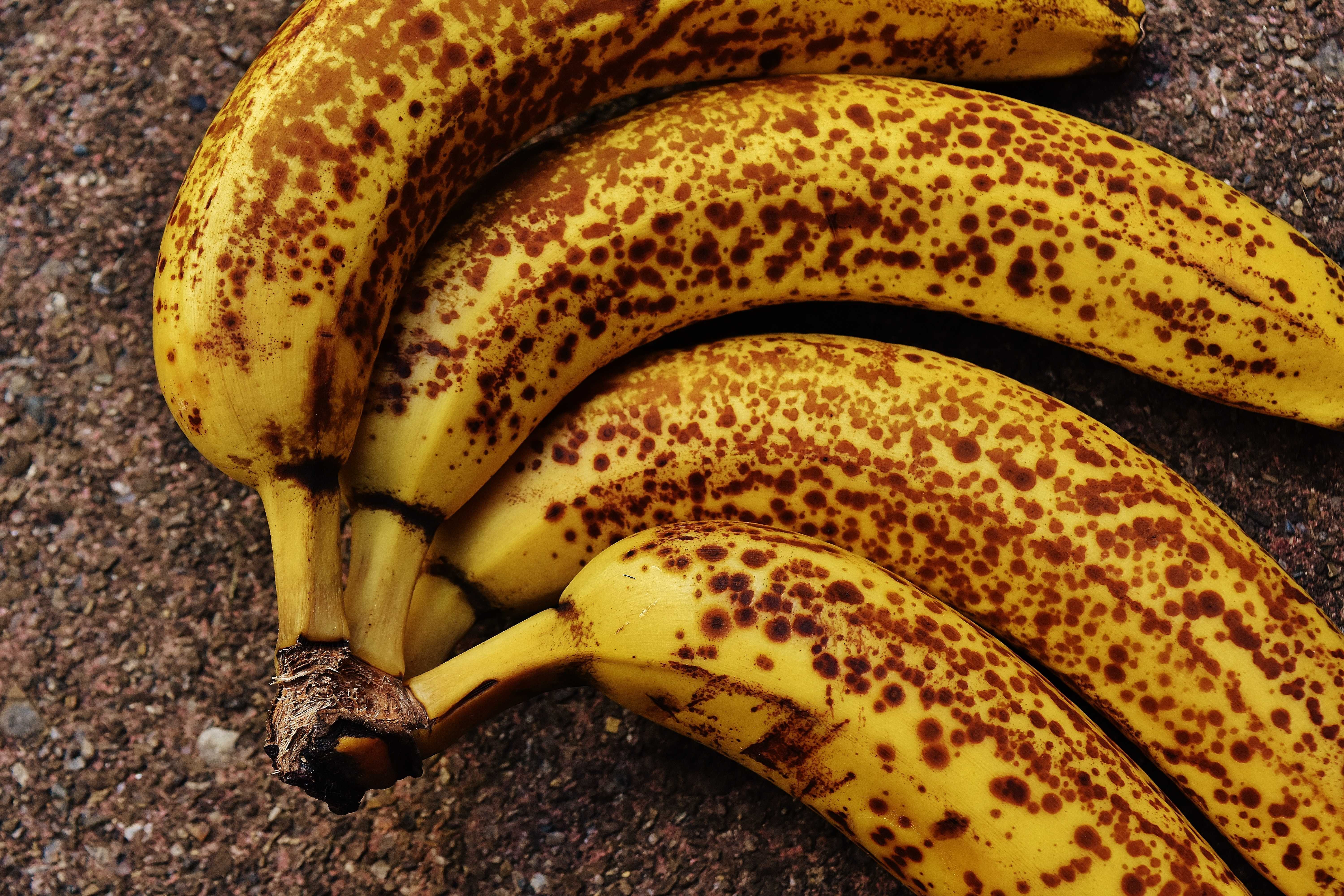 Можно ли есть почерневшие бананы: что будет - последствия. польза и вред потемневших бананов для человека.