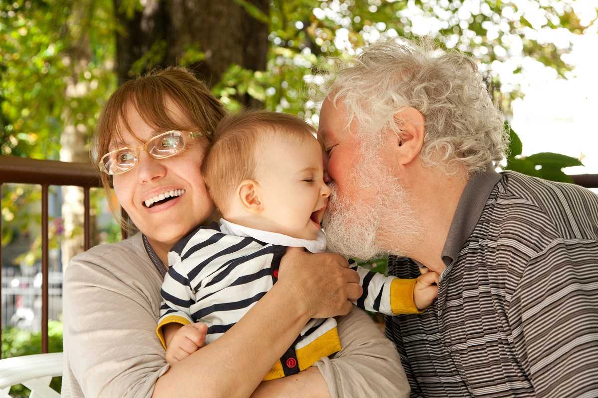 Почему бабушки и дедушки по материнской линии ближе к внукам, чем по отцовской