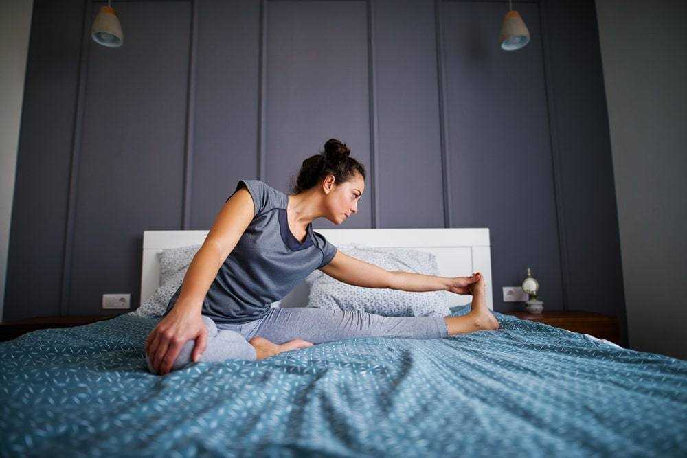20 упражнений, которые можно делать лежа в постели - леди стиль жизни