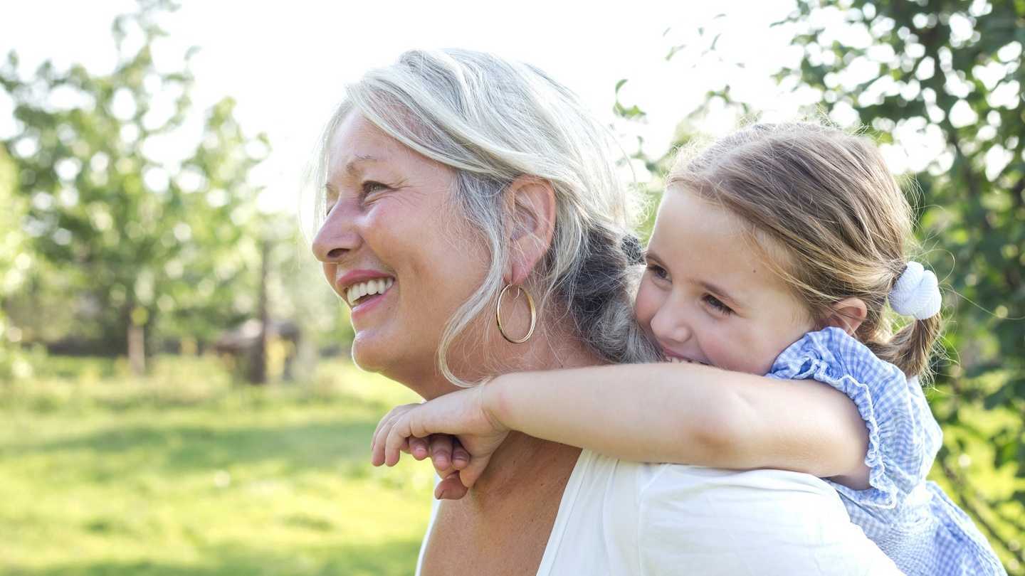 Бабушки больше любят внуков, чем собственных детей