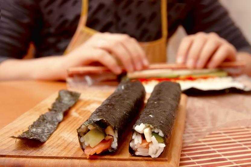 Как есть суши и роллы правильно