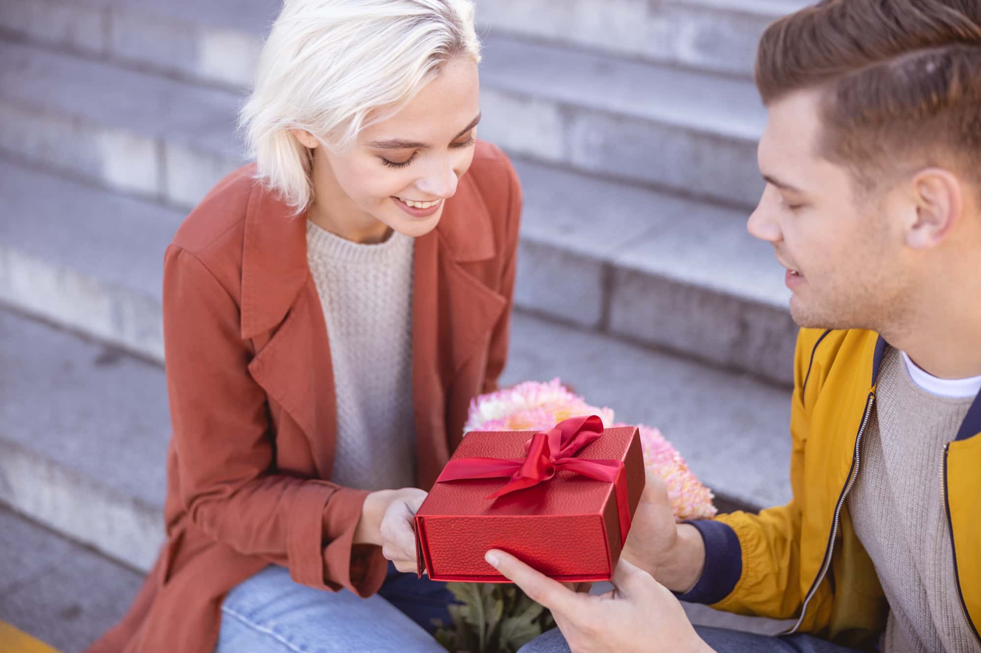 Как получать подарки от мужчин: он завалит тебя дорогими презентами