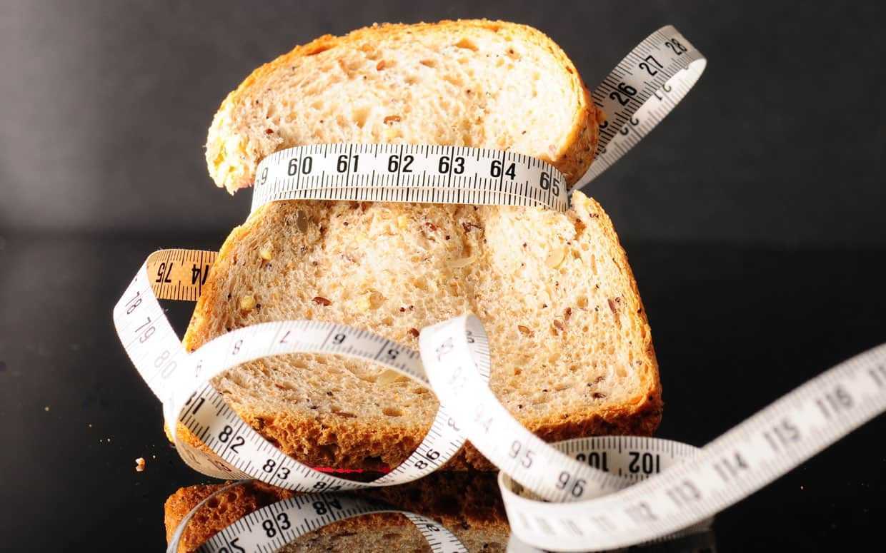 Белый хлеб часто боятся есть не только те, кто следит за своим весом, но и те, кто придерживается диеты по причине состояния здоровья От белого хлеба отказываются из-за его высокого гликемического индекса ГИ, который может привести к резкому скачку уровня