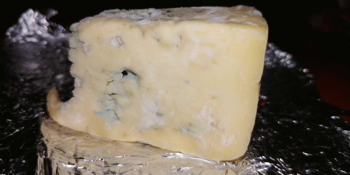 Как хранить сыр в холодильнике, чтобы он долго оставался свежим?