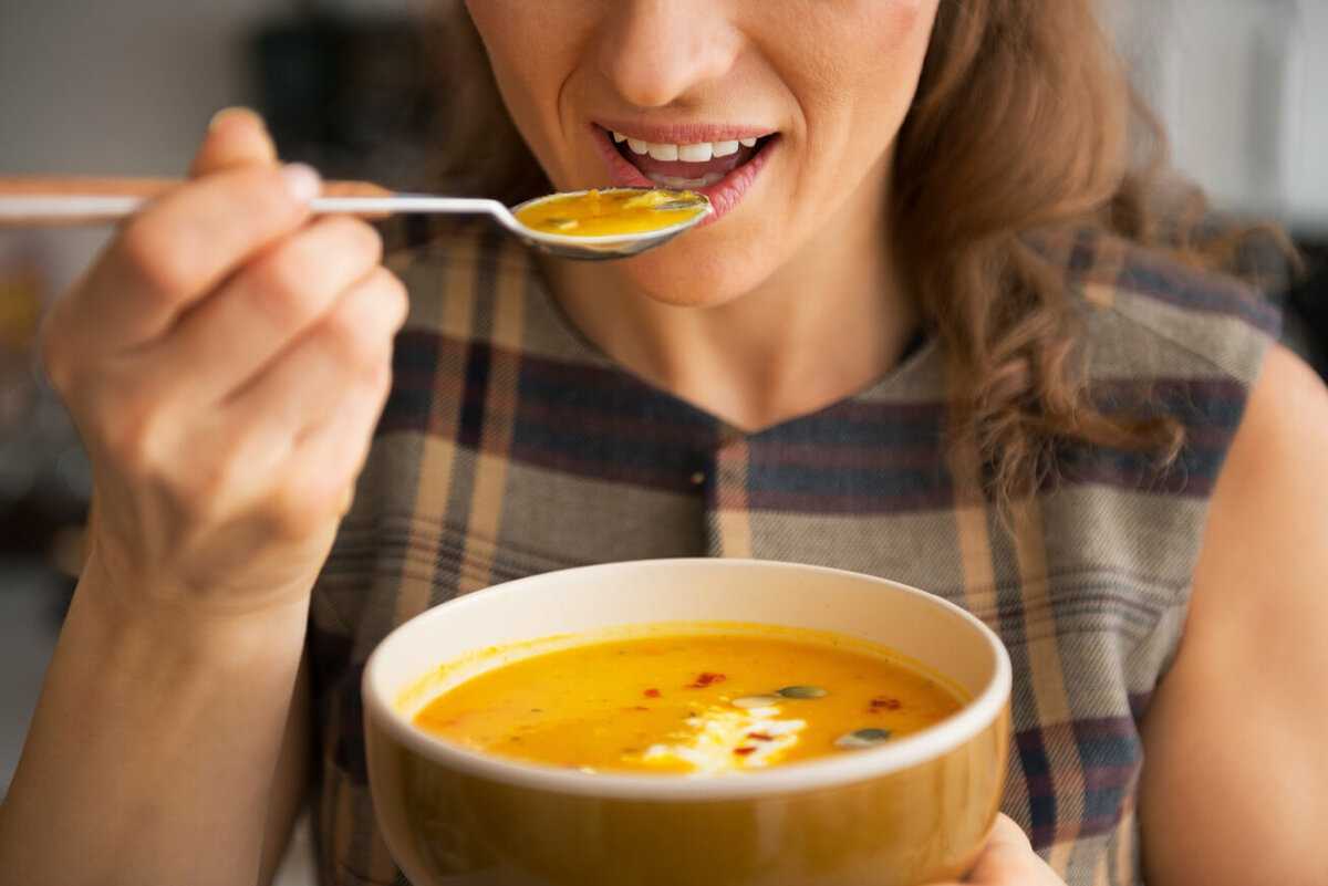 Многие люди любят есть супы-пюре Такая еда представляется им диетической и щадящей Кроме этого, супы с измельченными ингредиентами часто получаются более вкусными и сытными, чем традиционные первые блюда Но всем ли можно есть такую пищу О пользе и вреде с