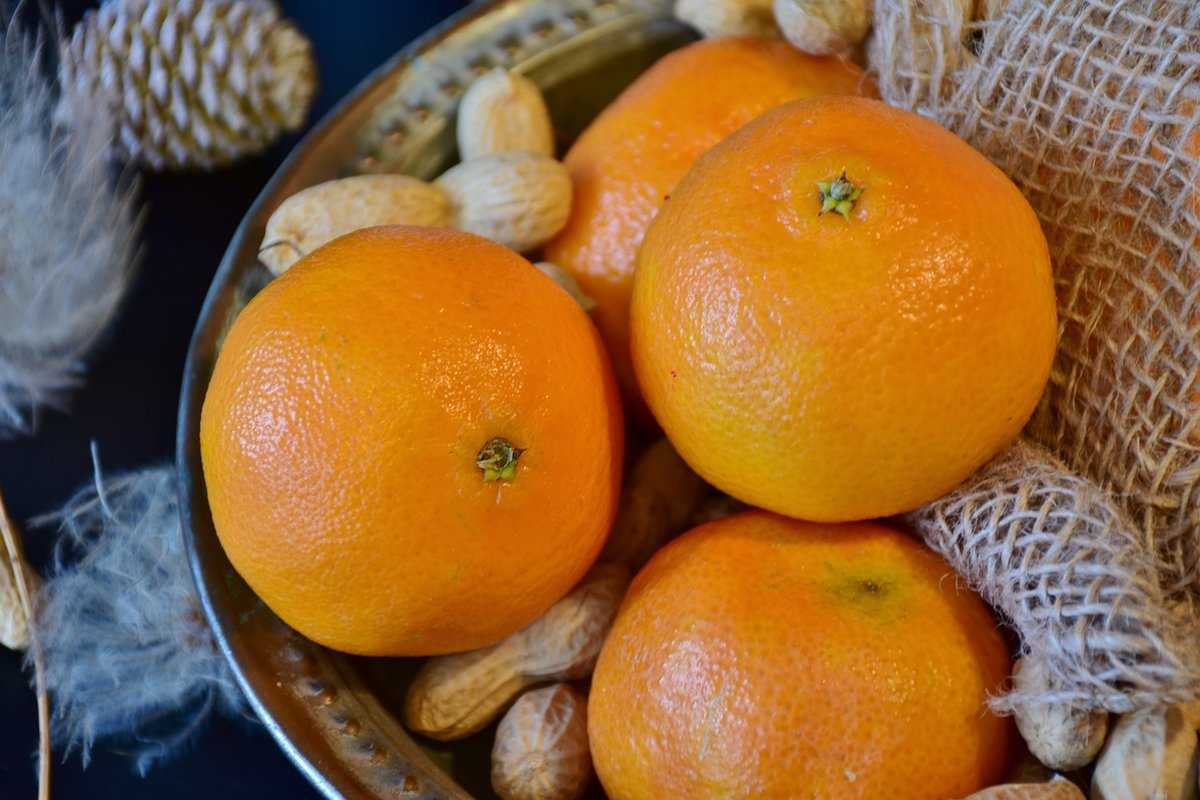 Почему мандарины оранжевые