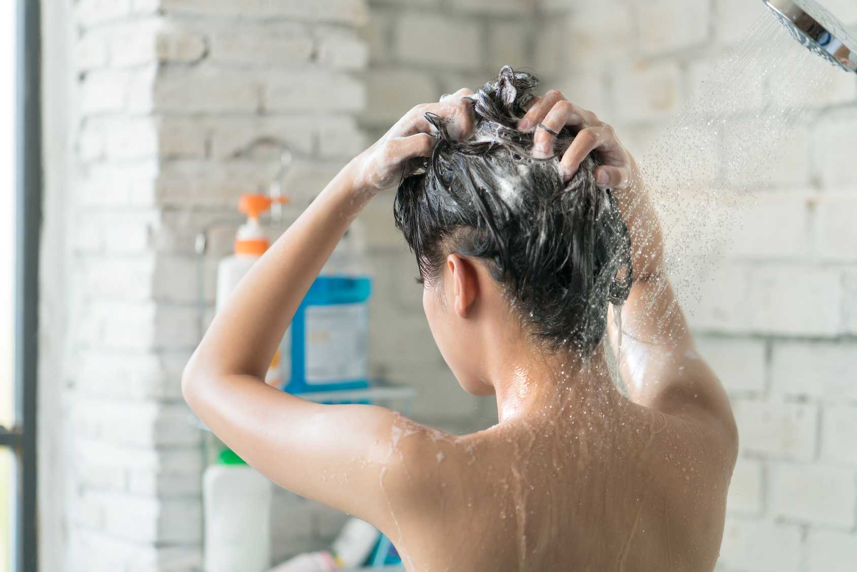 Можно ли смывать волосы в ванную