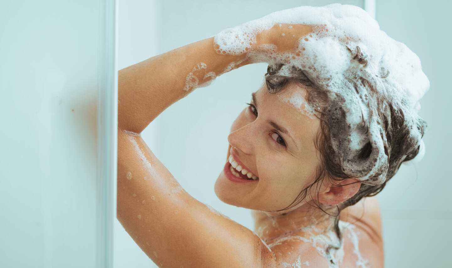 Как правильно мыть волосы: ошибки и лайфхаки