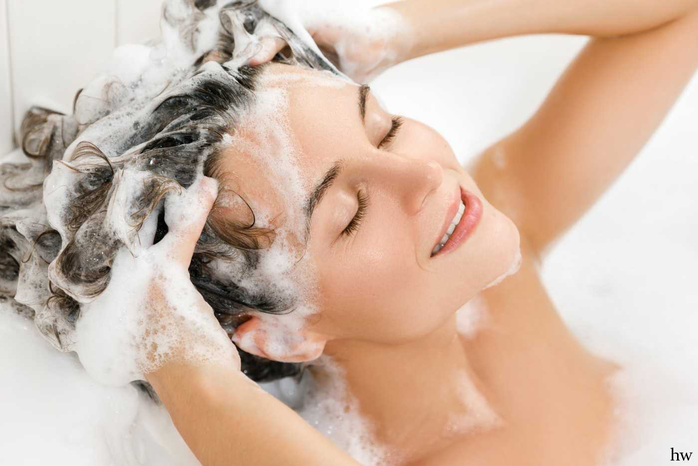 Почему нельзя спать с мокрыми волосами? мнение врачей и народные приметы о мытье волос на ночь