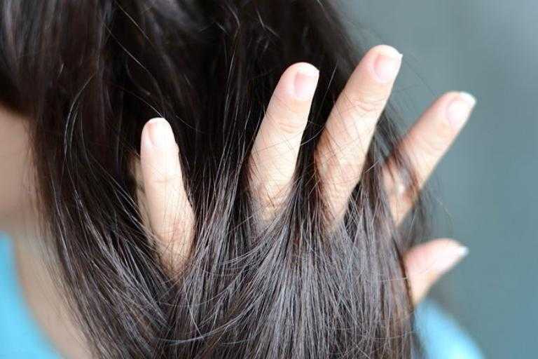 Привычка накручивать волосы на палец встречается довольно часто Причем как у детей, так и у взрослых Чаще всего ее приобретают представительницы слабого пола Ведь они, в отличие от мужчин, нередко отращивают длинные волосы Чем опасна такая привычка и поче