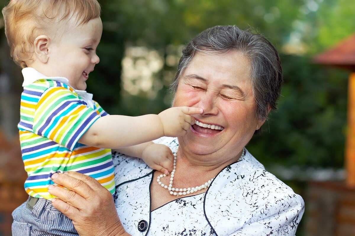 Топ-4 основных причин, почему бабушки любят своих внуков больше, чем своих детей