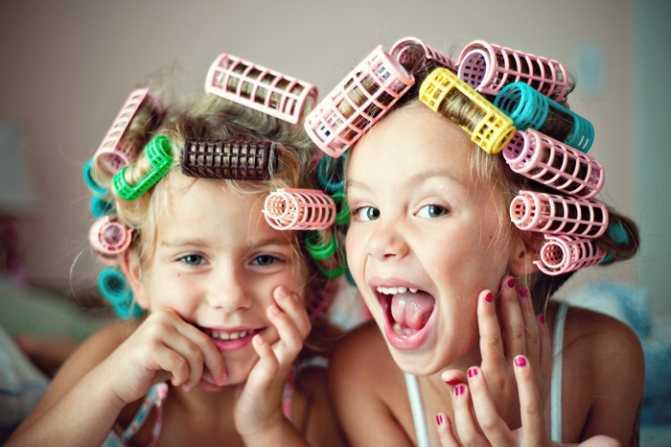 Привычка крутить волосы на палец у взрослых и детей: психология, примета