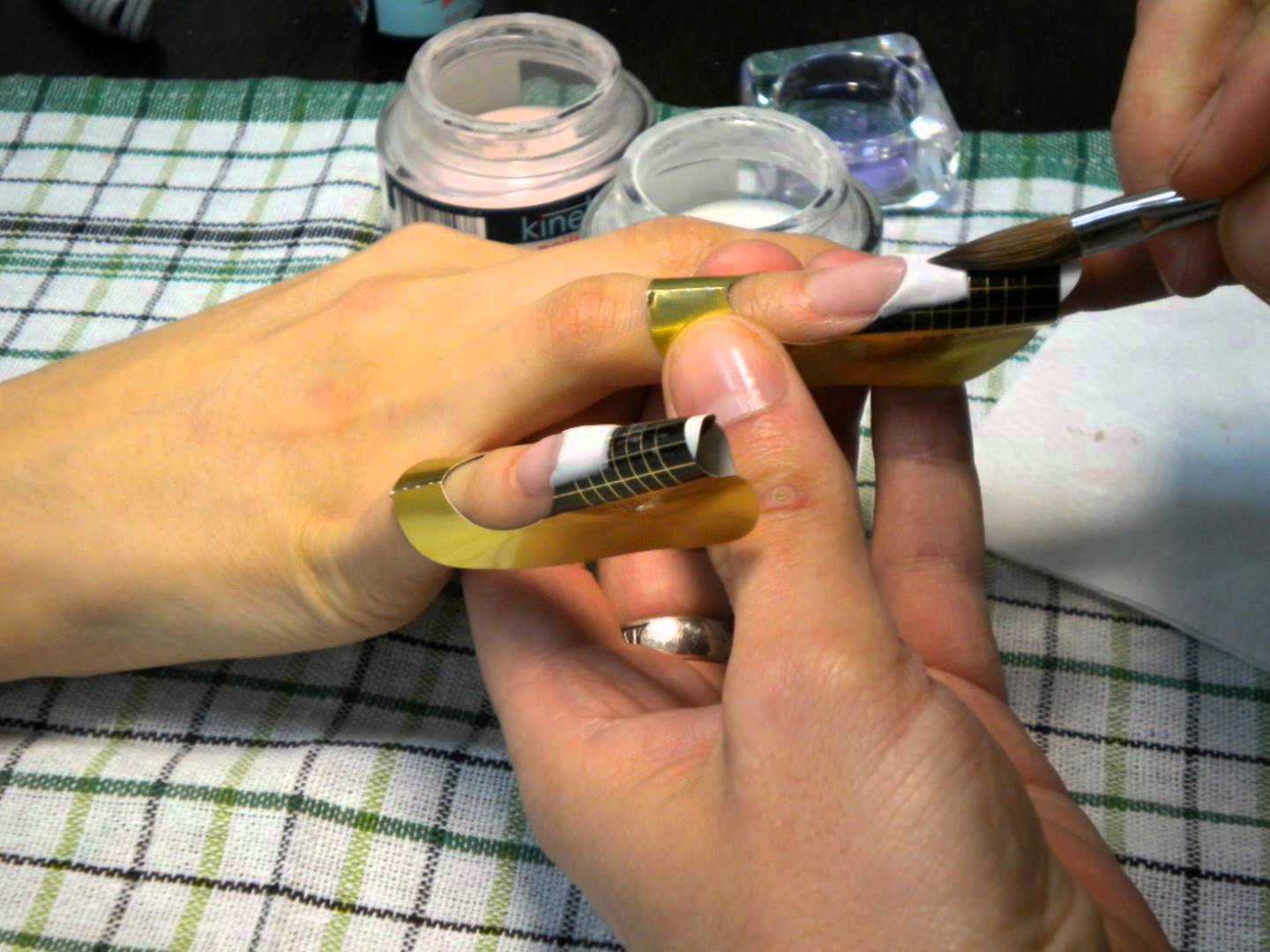 Как укреплять ногти акриловой пудрой: цель и особенности процедуры