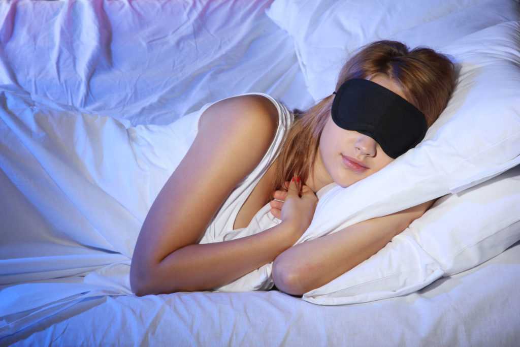 Надо спать кровати. Спать маска. Маска для сна. Девушка в маске для сна.