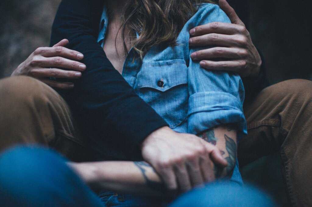 Поведение влюбленного мужчины: 5 показателей того, что он скрывает чувства