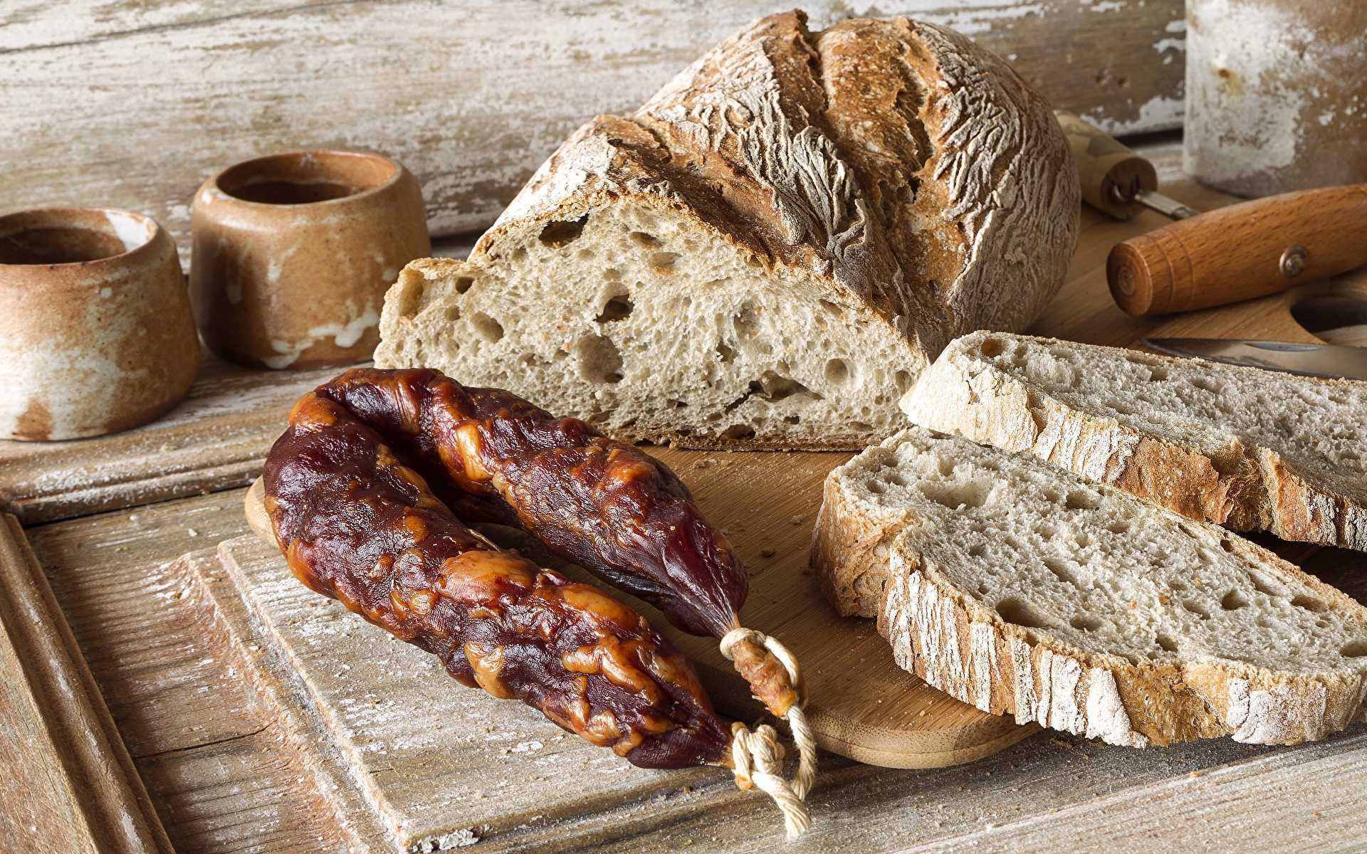 Салями, хлеб: какие продукты можно есть, убрав плесень, а какие стоит выбросить