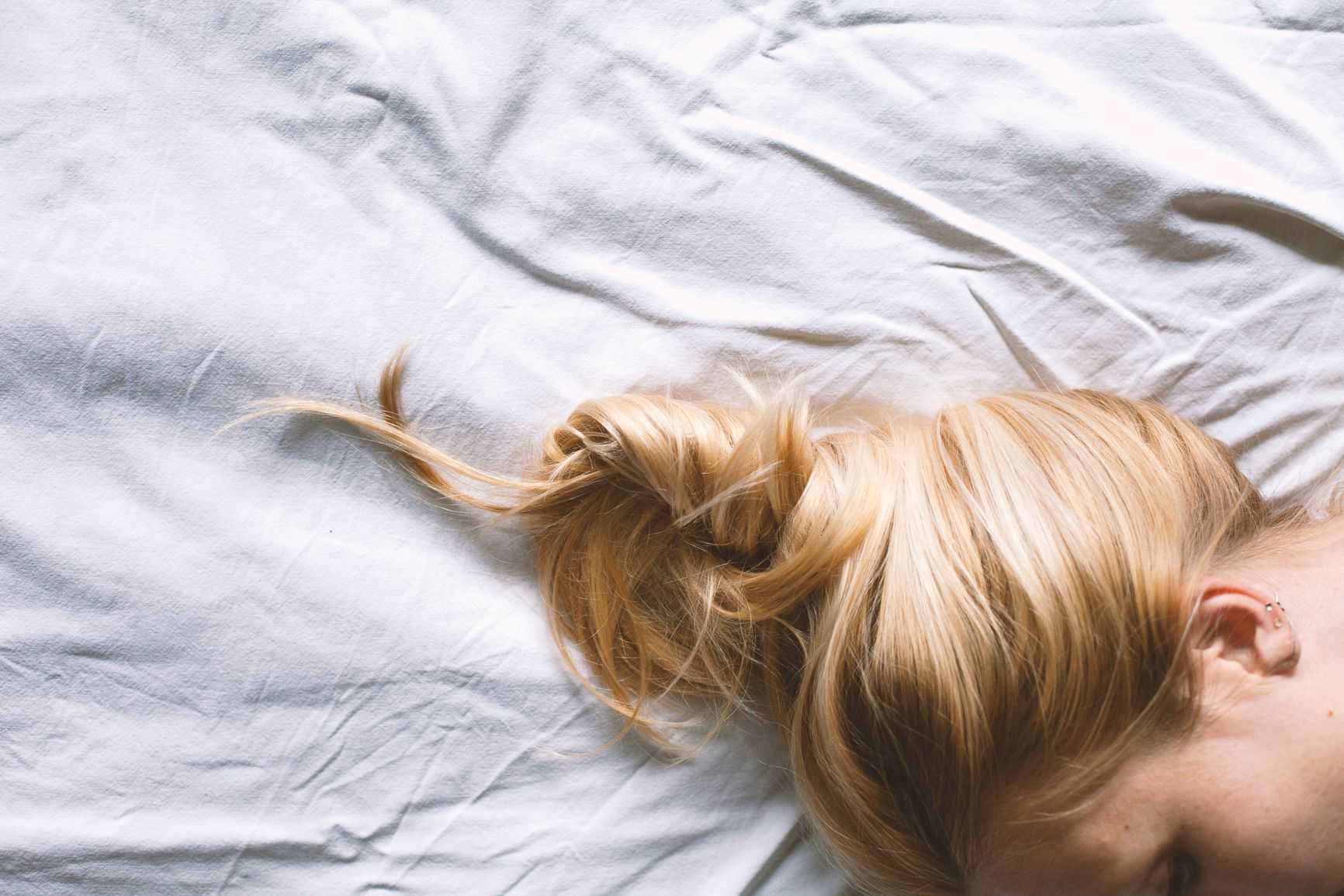 Bedroom hair. Волосы лежат. Волосы на подушке. Лежачие волосы. Длинные волосы на подушке.