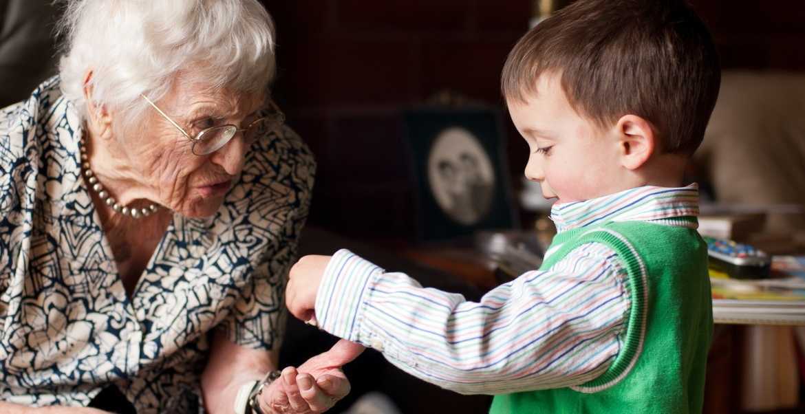 Почему бабушки любят внуков больше, чем родных детей
