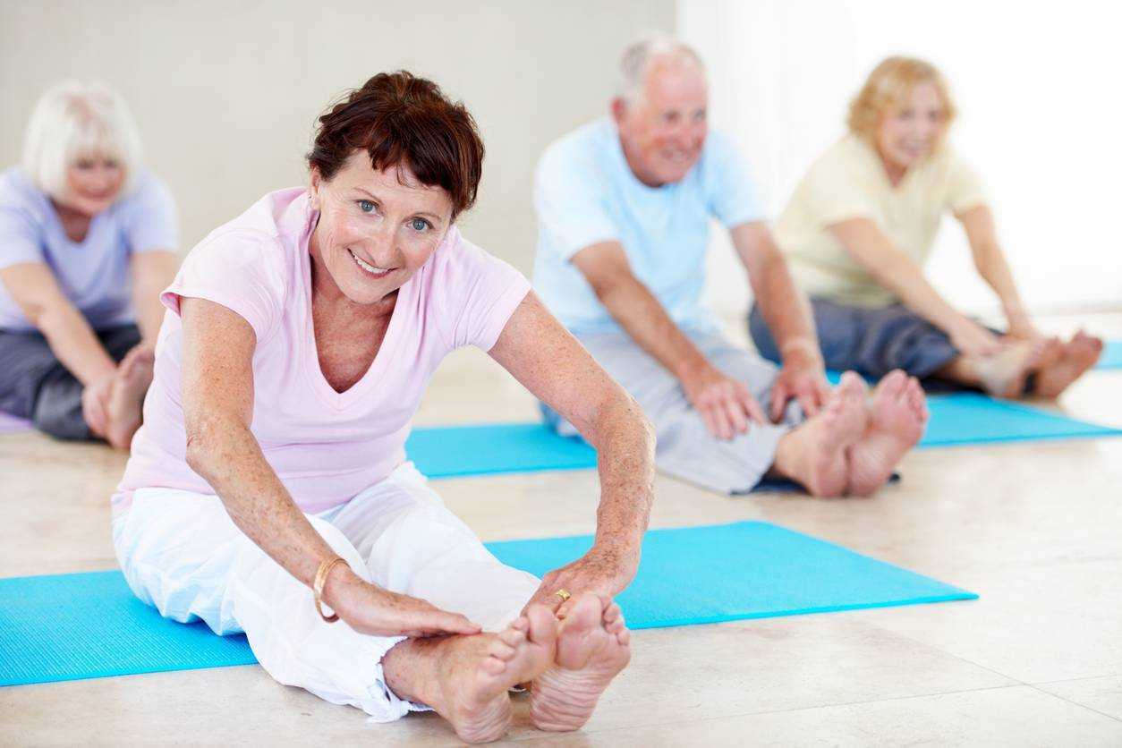 Сегодня можно встретить немало энергичных пожилых людей, которые с помощью физических упражнений возвращают подвижность суставов и обеспечивают себе приток жизненной энергии Возраст не является препятствием для занятий йогой всех направлений, главное, под