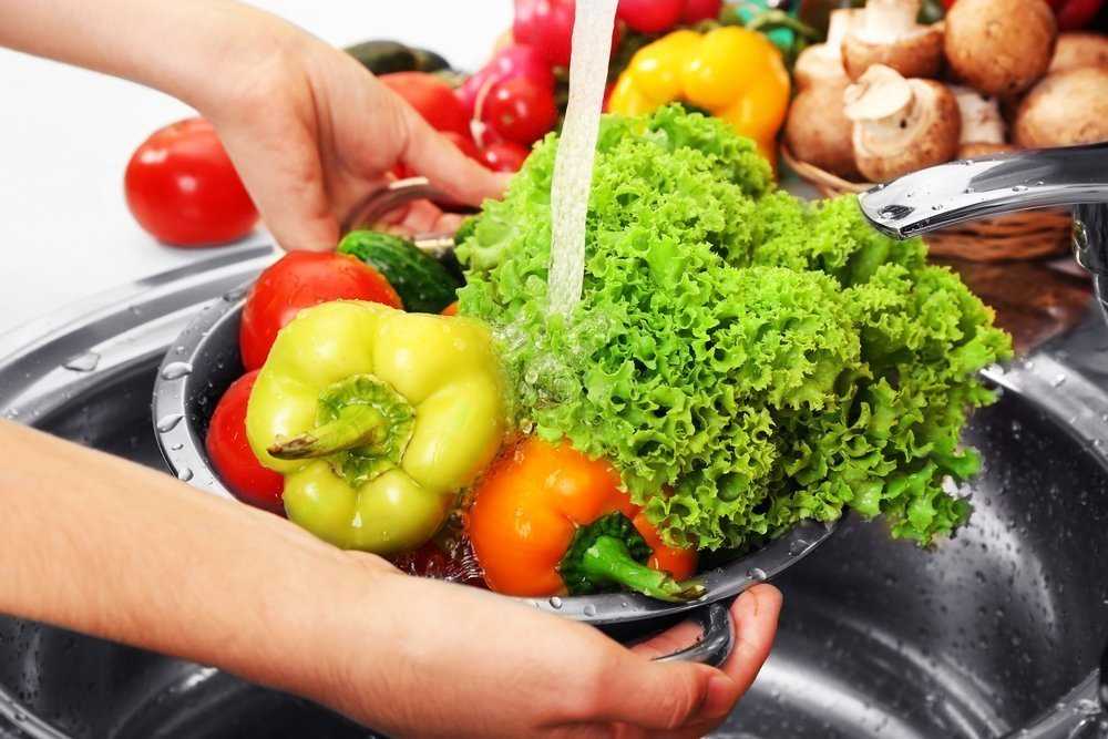 Как и чем правильно мыть овощи и фрукты