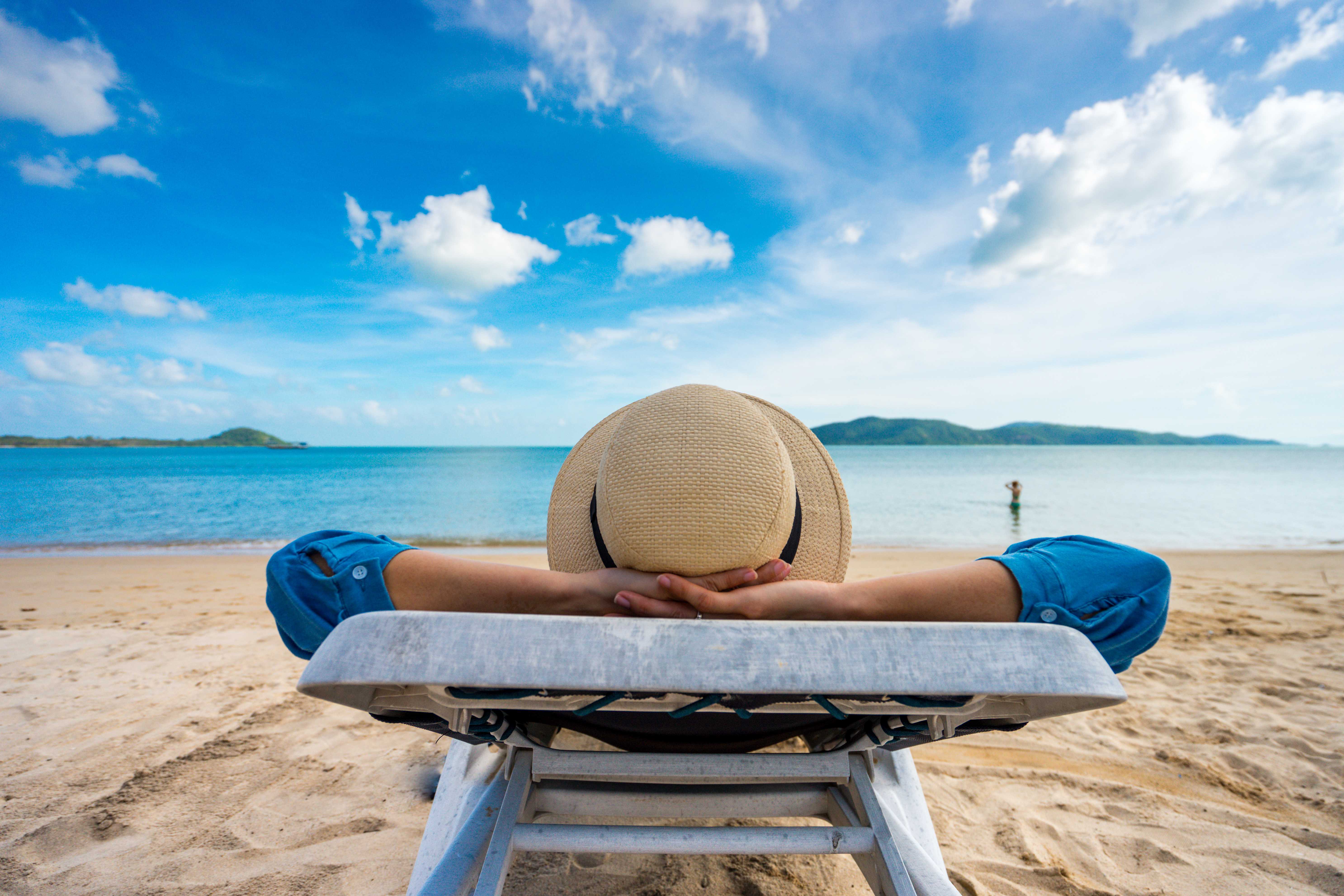 Почему нужно отдыхать. Отдыхающий человек. Отпуск. Люди отдыхают на пляже. Отпуск за границей.