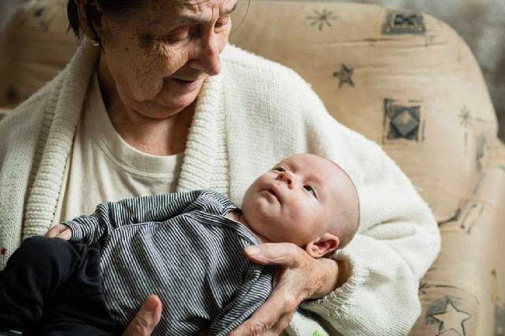 Топ-4 основных причин, почему бабушки любят своих внуков больше, чем своих детей – одна минута