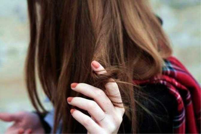 Привычка крутить волосы на палец: психология, трогать, дергать