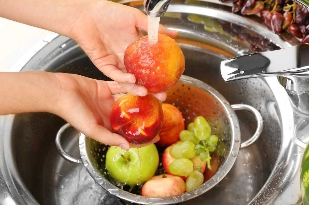 Только водой или с мылом: как правильно мыть фрукты и овощи? - новости медицины