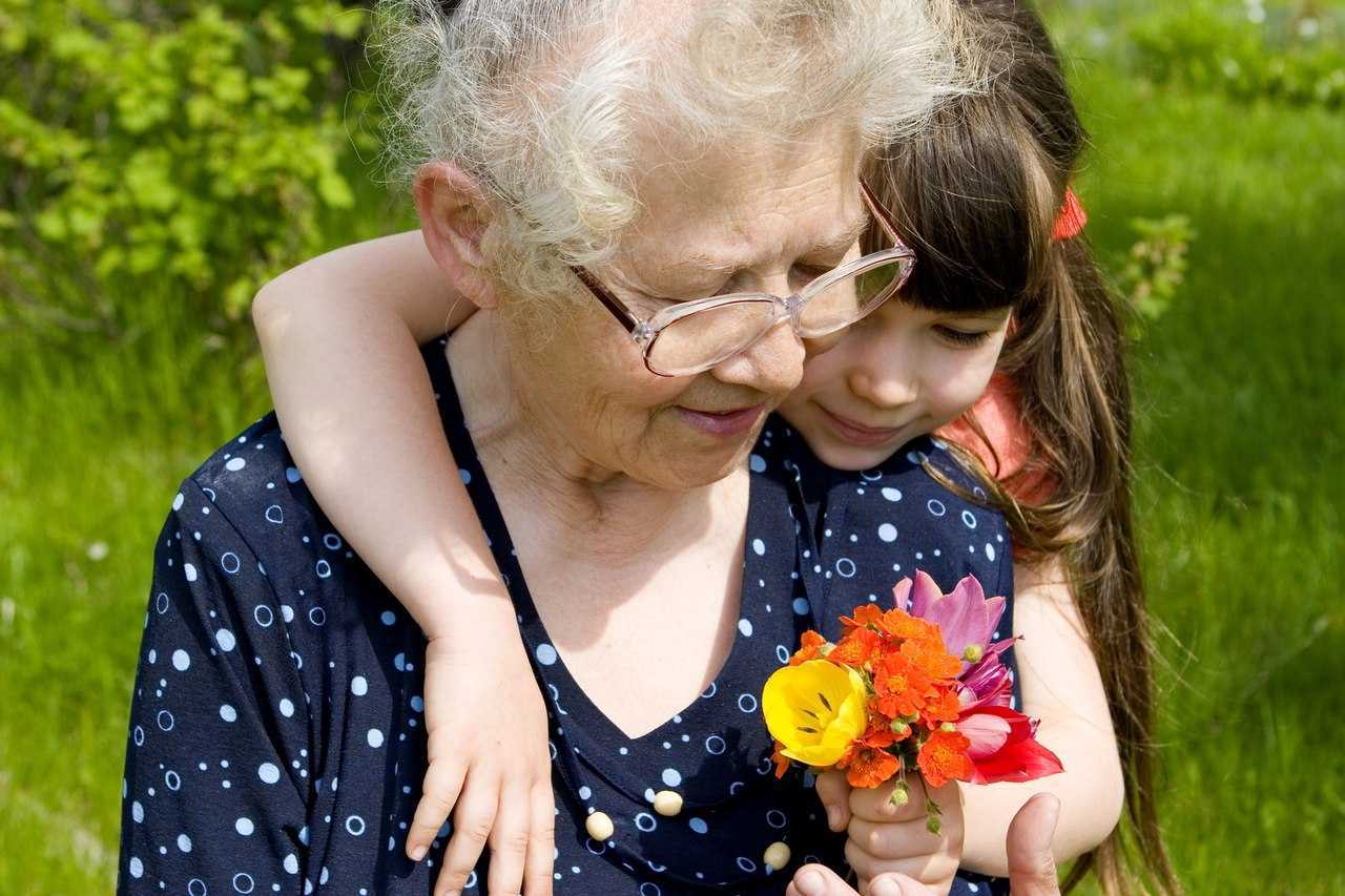 Почему бабушки любят внуков больше, чем своих детей -