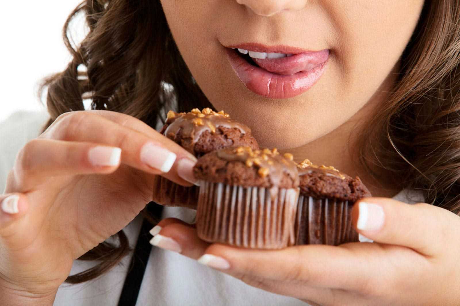 Из-за стресса мы часто тянемся к шоколадке или конфете: почему так происходит и надо ли бороться с желанием съесть сладкое. новости - россия. metro