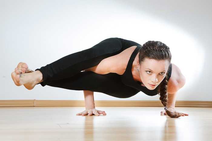 Стойка на руках в йоге: советы для тренировки равновесия