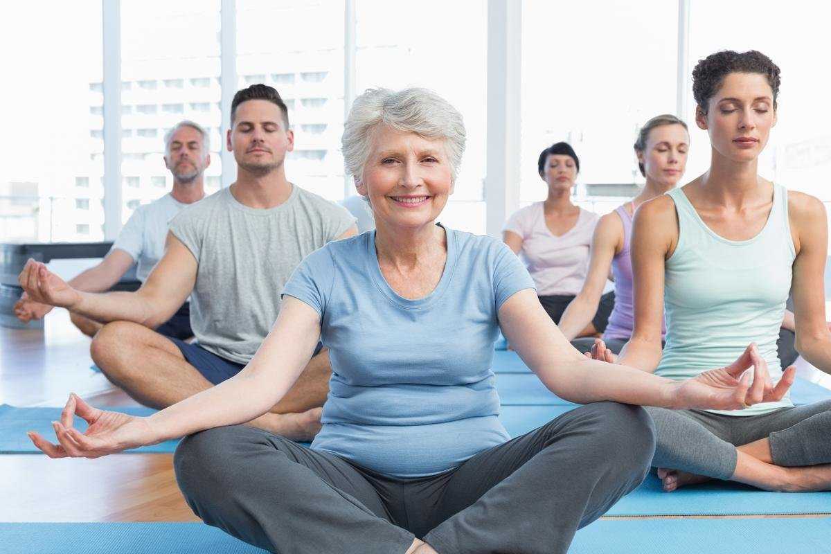 Чем полезна йога для пожилых и пенсионеров