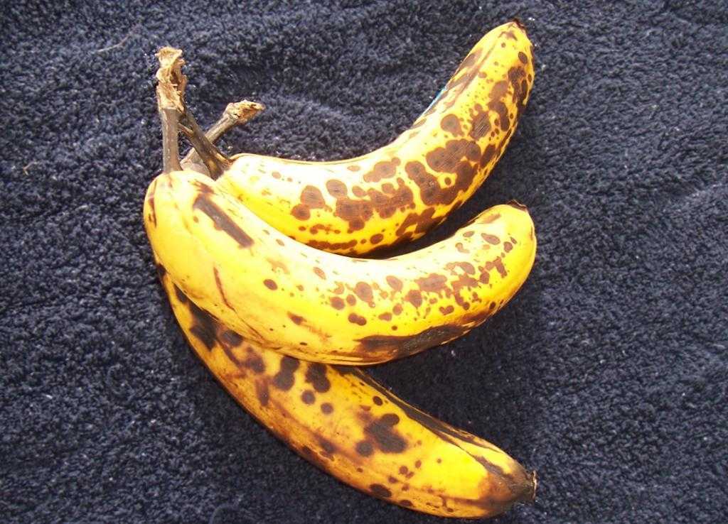 Если бананы почернели, не вздумайте их выбрасывать: специалисты рассказали, почему