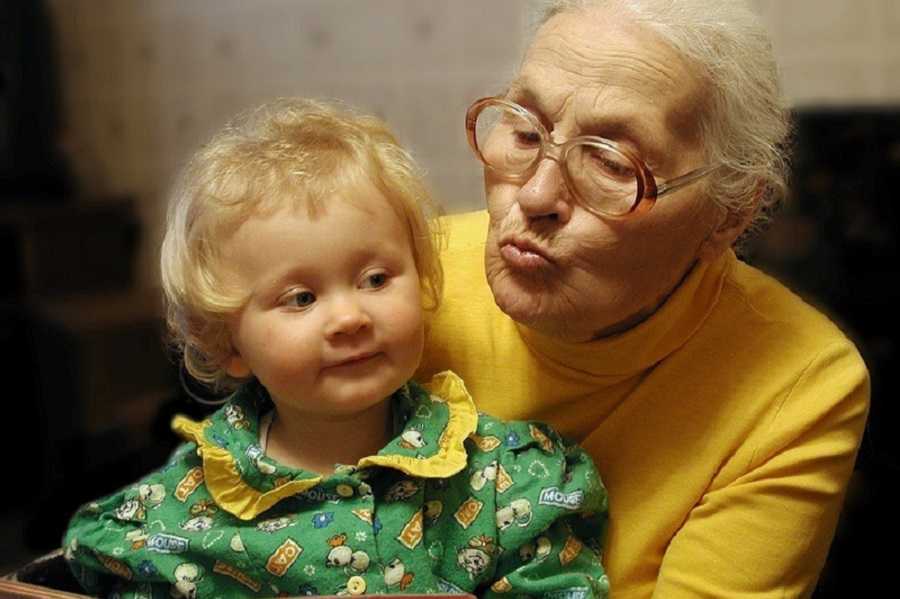 Бабушки больше любят внуков, чем собственных детей – новое доказательство
