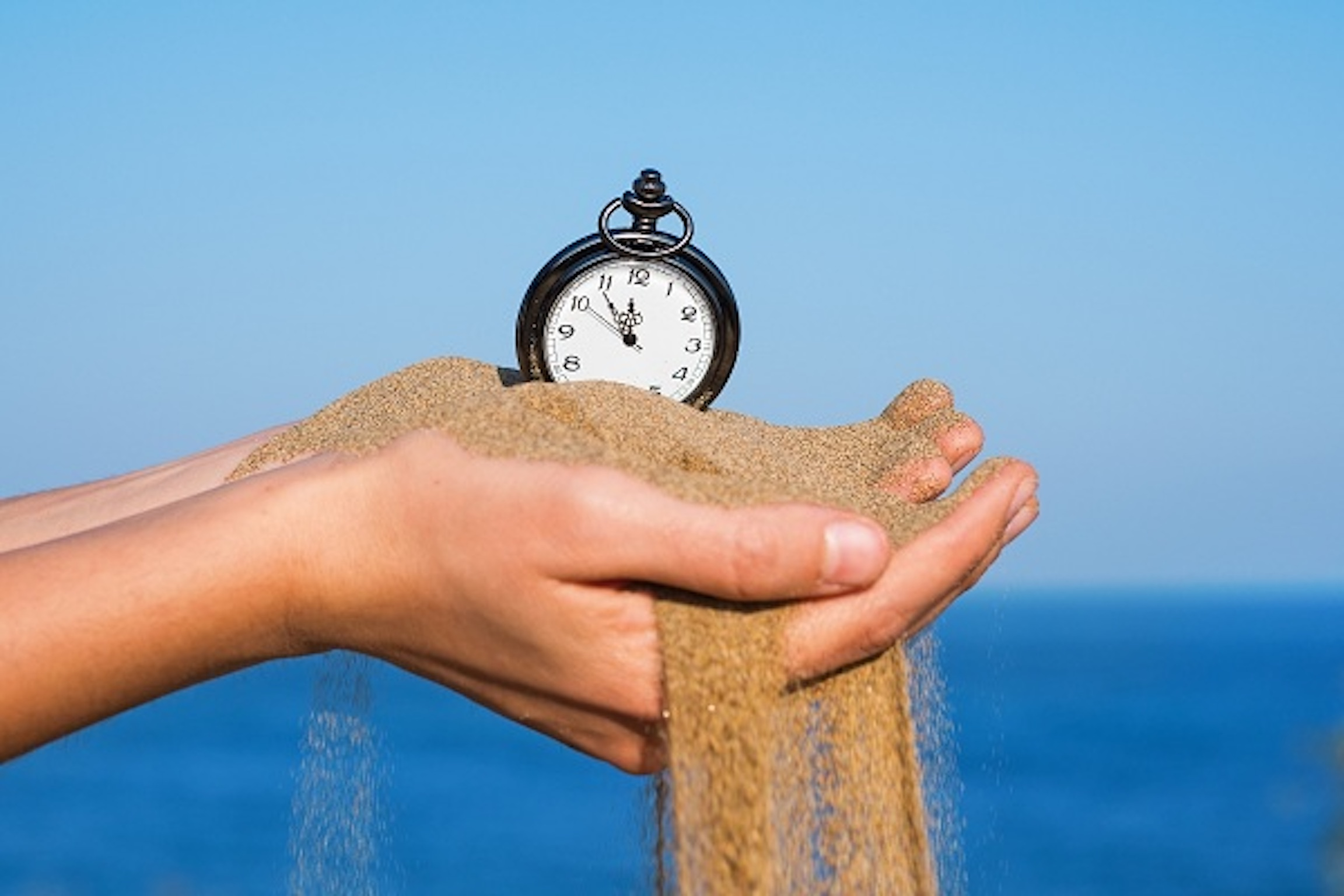 Времени применяют и другие. Время песок. Часы в песке. Песочные часы в руках. Рука с часами.