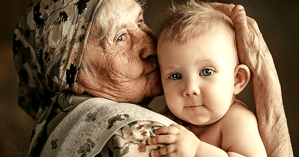 Ученые доказали, что бабушка по материнской линии — самый важный человек в жизни ребенка. и вот почему…