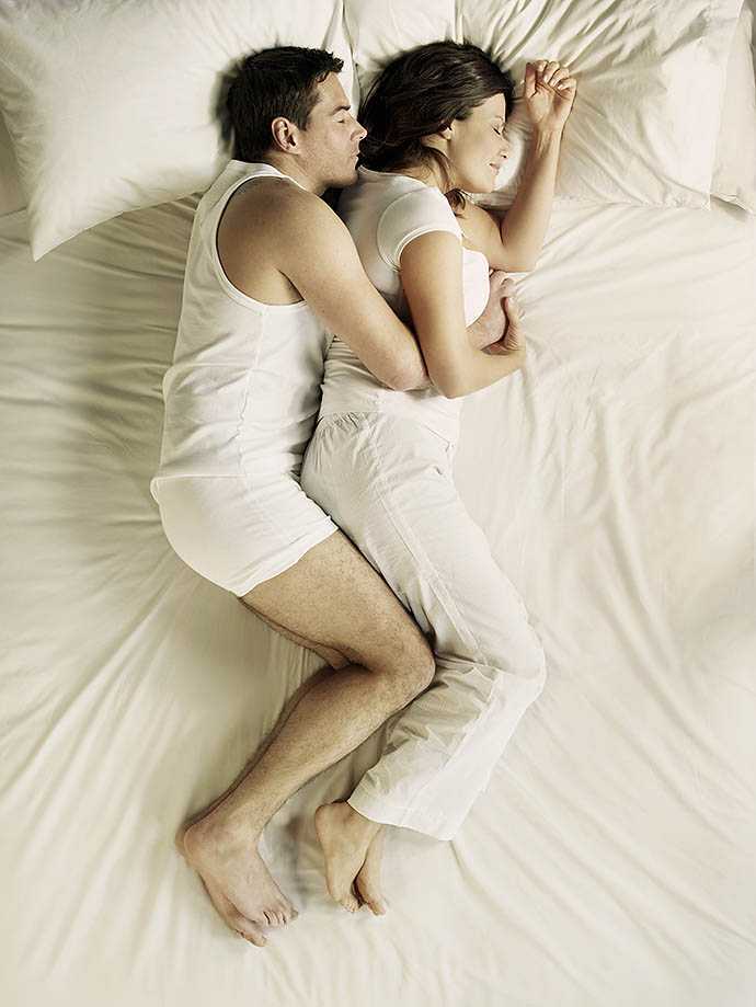 Сон в паре: определяем по позе во сне, как мужчина к вам относится